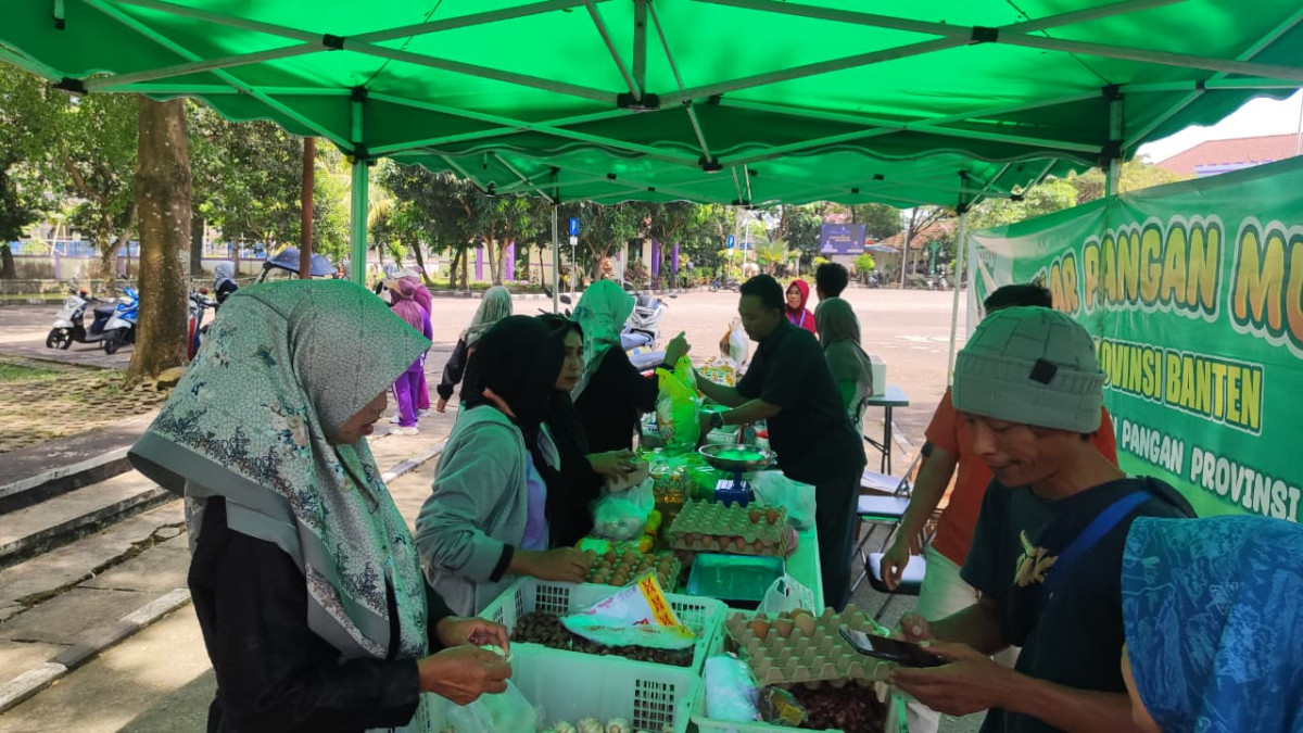 GERAKAN PANGAN MURAH (GPM) SECARA MOBILE DI HALAMAN KANTOR KECAMATAN PANONGAN, KABUPATEN TANGERANG
